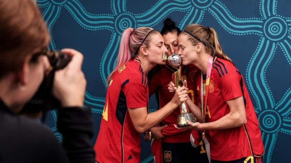 Alexia Putellas, Jenni Hermoso e Irene Paredes posan tras ganar el Mundial de fútbol en 2023
