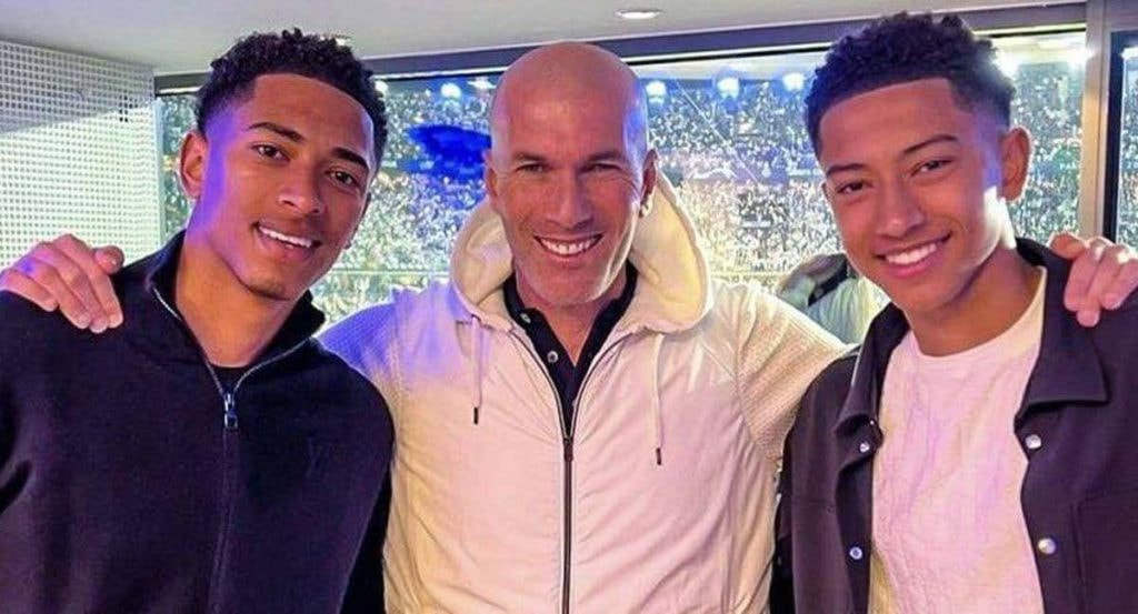Zidane posa con Jude y Jobe Bellingham en la final de la Champions de París 2022.
