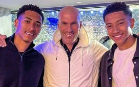 Zidane posa con Jude y Jobe Bellingham en la final de la Champions de París 2022.