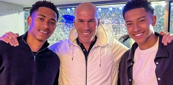 Zidane posa con Jude y Jobe Bellingham en la final de la Champions de París 2022.