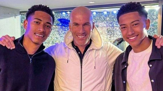 Zidane posa con Jude y Jobe Bellingham en la final de la Champions de París 2022.