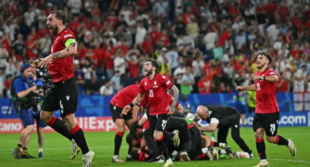 Jugadores de Georgia celebran el triunfo ante Portugal y el billete a octavos de la Eurocopa.