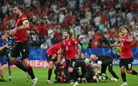 Jugadores de Georgia celebran el triunfo ante Portugal y el billete a octavos de la Eurocopa.