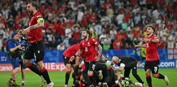 Jugadores de Georgia celebran el triunfo ante Portugal y el billete a octavos de la Eurocopa.