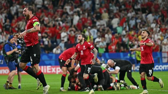 Jugadores de Georgia celebran el triunfo ante Portugal y el billete a octavos de la Eurocopa.
