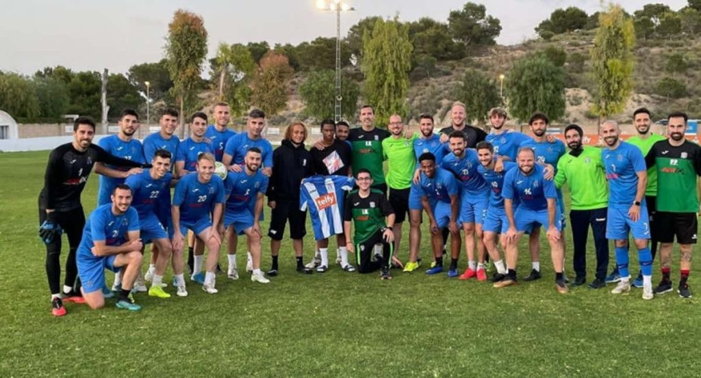 Xavi Simons nunca ha ocultado sus orígenes.