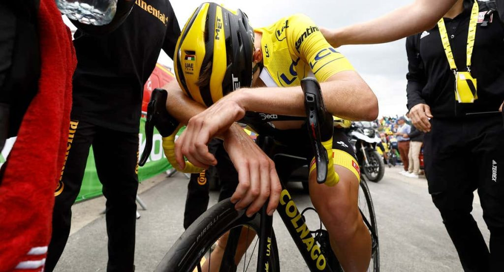Tadej Pogacar, derrotado en la cima del Col de Granon en el Tour de Francia 2022.