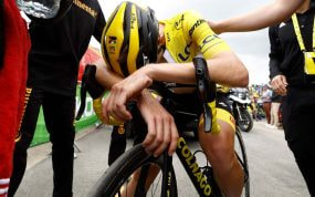 Tadej Pogacar, derrotado en la cima del Col de Granon en el Tour de Francia 2022.