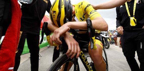 Tadej Pogacar, derrotado en la cima del Col de Granon en el Tour de Francia 2022.