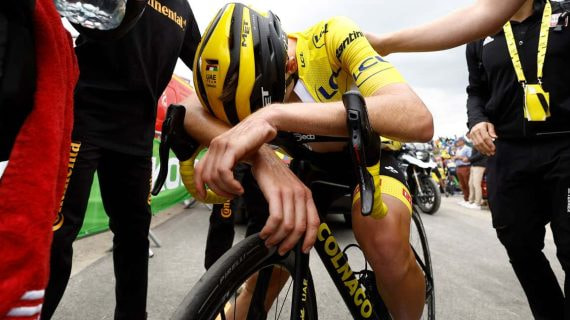 Tadej Pogacar, derrotado en la cima del Col de Granon en el Tour de Francia 2022.