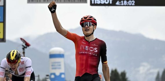 Carlos Rodríguez, anotándose la última etapa del reciente Critérium du Dauphiné.