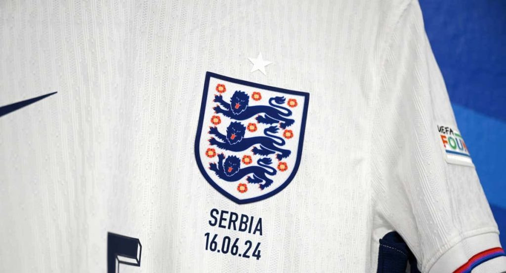 Camiseta de Inglaterra en el partido inaugural contra Serbia en esta Eurocopa.