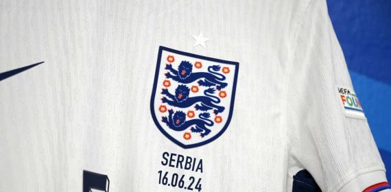 Camiseta de Inglaterra en el partido inaugural contra Serbia en esta Eurocopa.