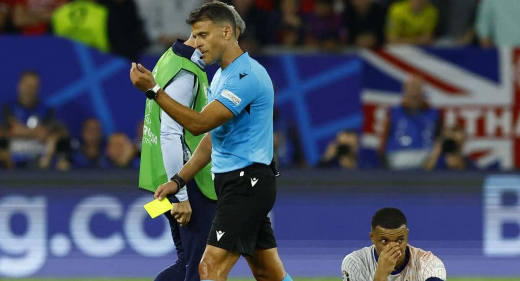 Jesús Gil Manzano, después de amonestar a Kylian Mbappe.