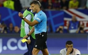 Jesús Gil Manzano, después de amonestar a Kylian Mbappe.