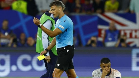 Jesús Gil Manzano, después de amonestar a Kylian Mbappe.