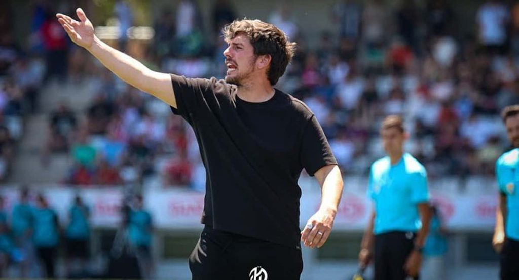 Javi Poves da instrucciones durante un partido.