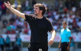 Javi Poves da instrucciones durante un partido.