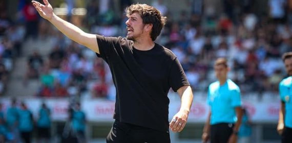 Javi Poves da instrucciones durante un partido.