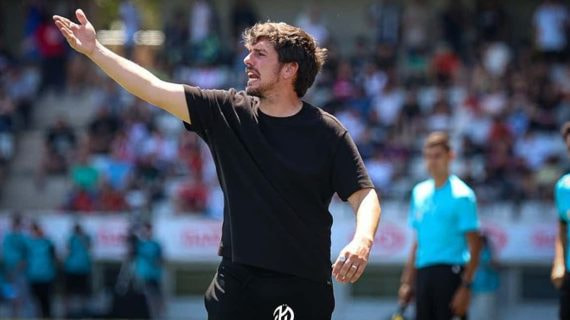Javi Poves da instrucciones durante un partido.