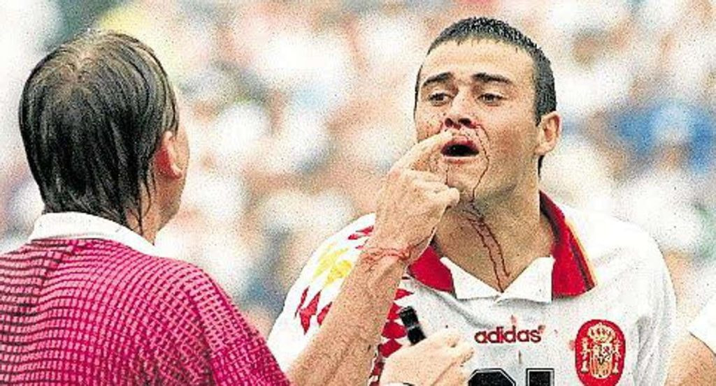Luis Enrique se señala la nariz ante el árbitro Sándor Puhl.