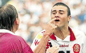 Luis Enrique se señala la nariz ante el árbitro Sándor Puhl.