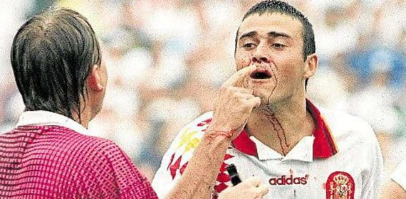 Luis Enrique se señala la nariz ante el árbitro Sándor Puhl.