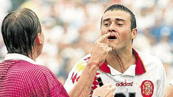 Luis Enrique se señala la nariz ante el árbitro Sándor Puhl.