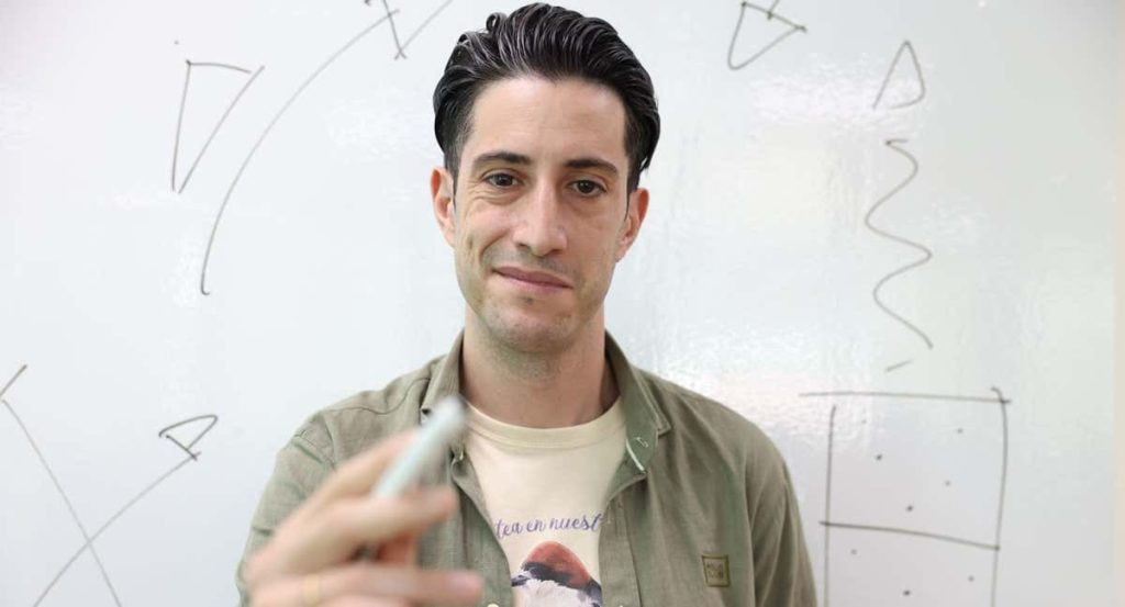 Miguel Quintana posa para Relevo junto a una pizarra.