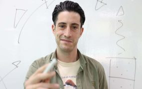 Miguel Quintana posa para Relevo junto a una pizarra.