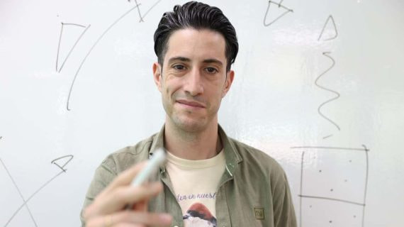 Miguel Quintana posa para Relevo junto a una pizarra.