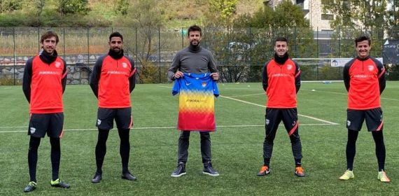 Piqué con la camiseta del Andorra.