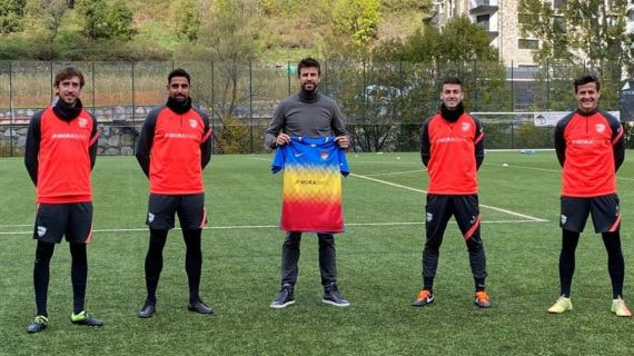 Piqué con la camiseta del Andorra.