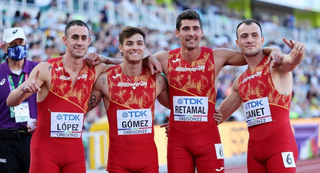 Paul Retamal, velocista internacional español, en el relevo 4x100 de 2022.