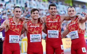 Paul Retamal, velocista internacional español, en el relevo 4x100 de 2022.