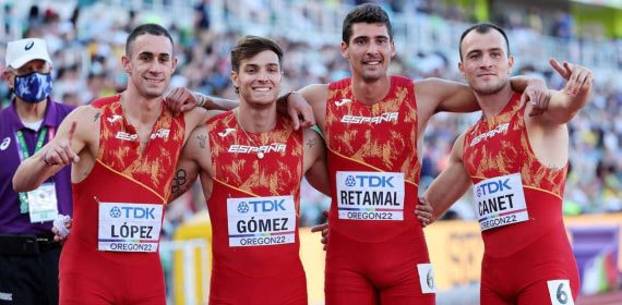 Paul Retamal, velocista internacional español, en el relevo 4x100 de 2022.