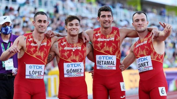 Paul Retamal, velocista internacional español, en el relevo 4x100 de 2022.