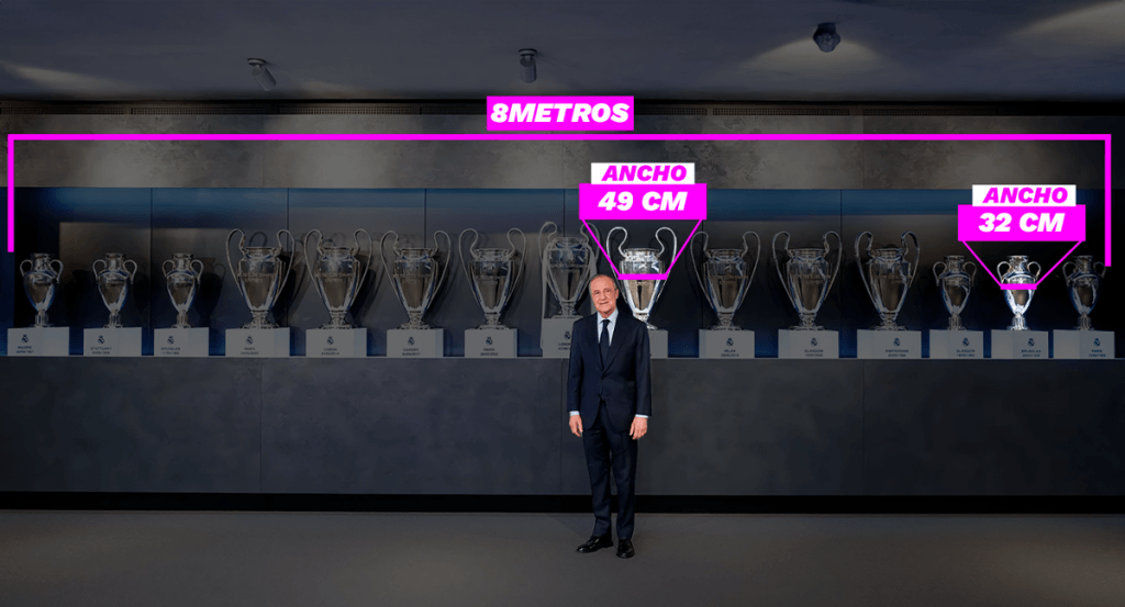 Florentino Pérez posa con las Copas de Europa del Real Madrid tras colocar la decimoquinta en la sala de junta de Valdebebas.