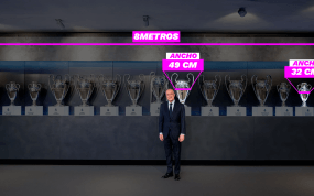 Florentino Pérez posa con las Copas de Europa del Real Madrid tras colocar la decimoquinta en la sala de junta de Valdebebas.