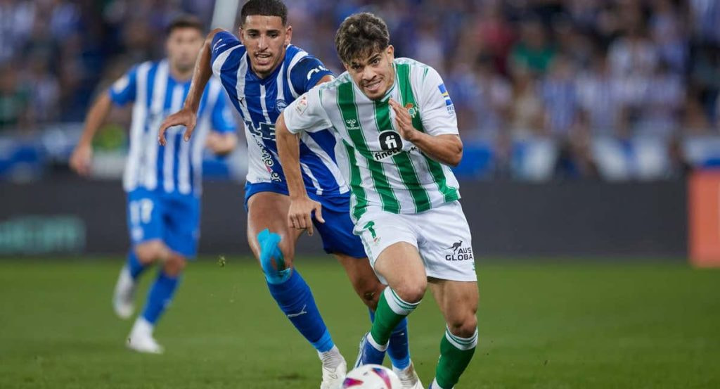 Abde conduce el balón en un partido del Betis.