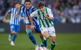 Abde conduce el balón en un partido del Betis.