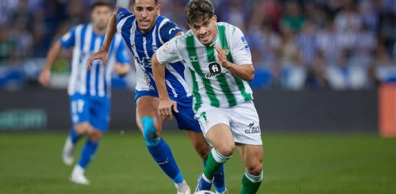 Abde conduce el balón en un partido del Betis.