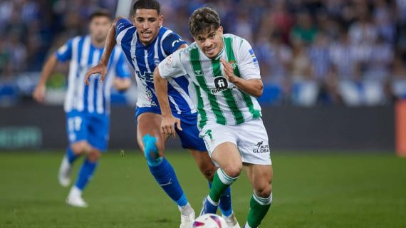 Abde conduce el balón en un partido del Betis.