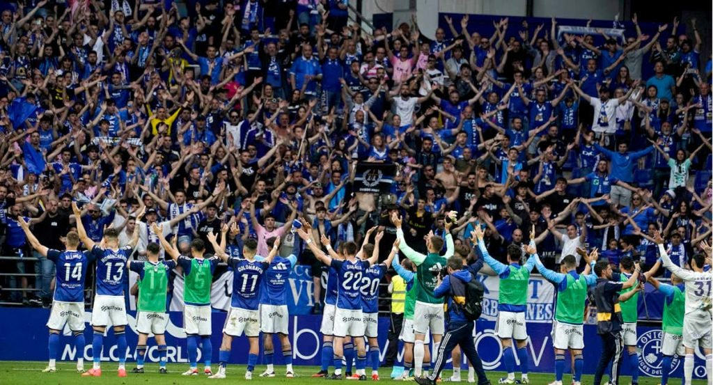 Jugadores y afición del Real Oviedo.