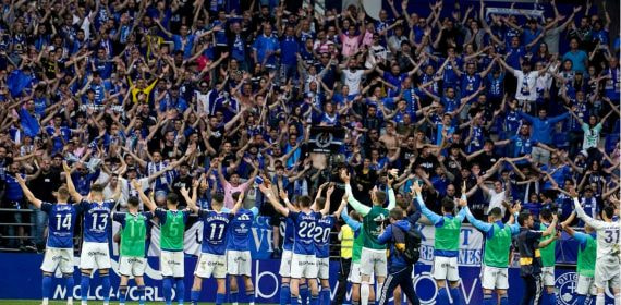Jugadores y afición del Real Oviedo.