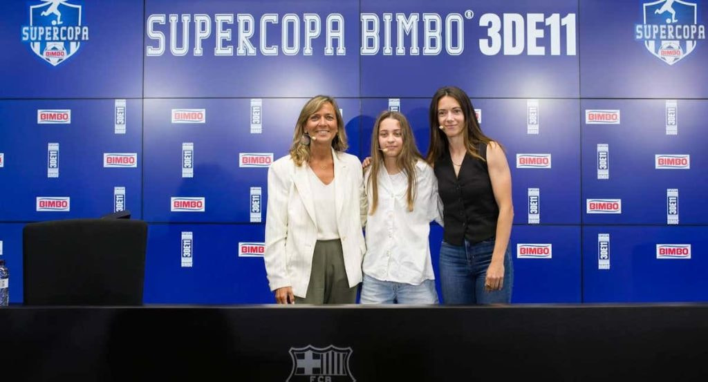 Olga Martínez Pujol, directora de Asuntos Corporativos y Sostenibilidad Grupo Bimbo EMEA, Aitana Martínez, jugadora del C. E. Europa, y Aitana Bonmatí, jugadora del Barça.