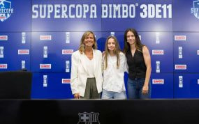 Olga Martínez Pujol, directora de Asuntos Corporativos y Sostenibilidad Grupo Bimbo EMEA, Aitana Martínez, jugadora del C. E. Europa, y Aitana Bonmatí, jugadora del Barça.