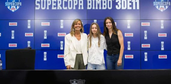 Olga Martínez Pujol, directora de Asuntos Corporativos y Sostenibilidad Grupo Bimbo EMEA, Aitana Martínez, jugadora del C. E. Europa, y Aitana Bonmatí, jugadora del Barça.