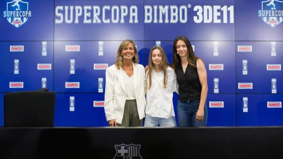 Olga Martínez Pujol, directora de Asuntos Corporativos y Sostenibilidad Grupo Bimbo EMEA, Aitana Martínez, jugadora del C. E. Europa, y Aitana Bonmatí, jugadora del Barça.
