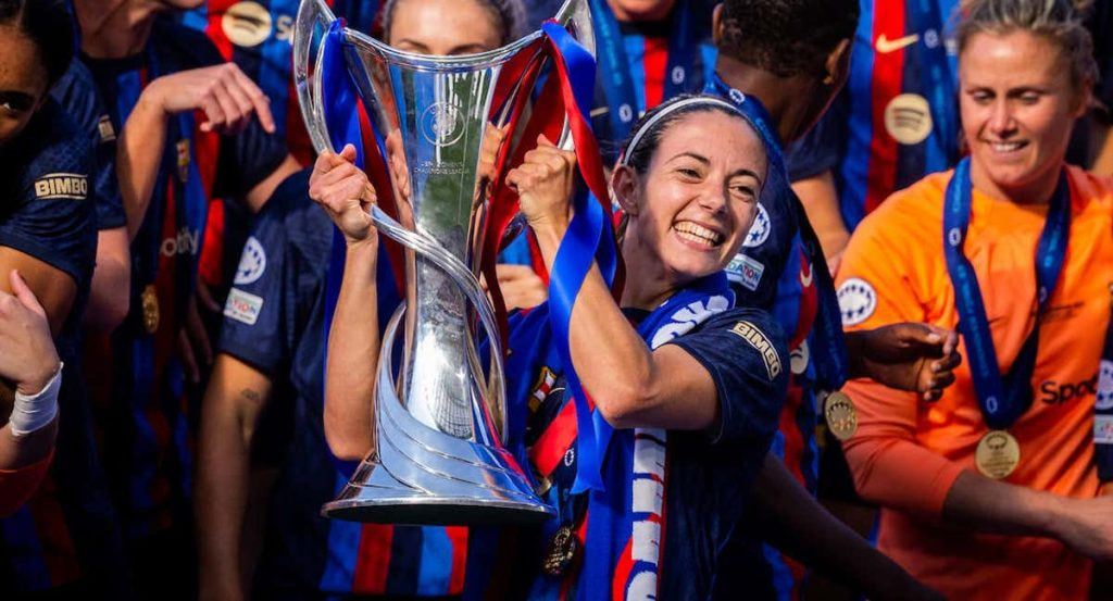 Aitana Bonmatí, jugadora del Barça, levanta la Champions conseguida en Bilbao.